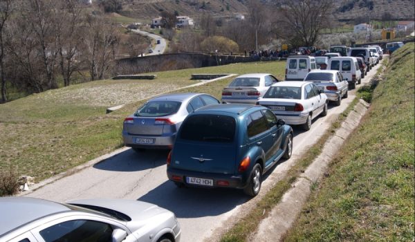 Concentración de los vecinos de El Burgo, que exigen a la Diputación una solución a los problemas de acceso a la localidad.