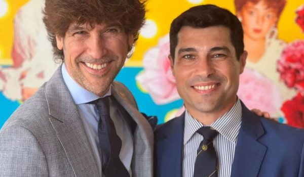 Lombo, a la izquierda, acompañado por el periodista José Antonio Rodríguez, que será su presentador