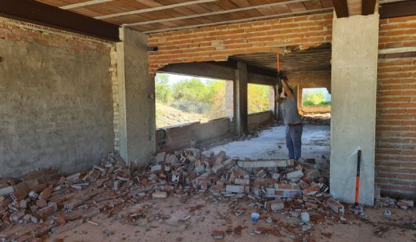 Un operario de Plaza Sistemas, tirando una de las paredes del interior del inmueble.