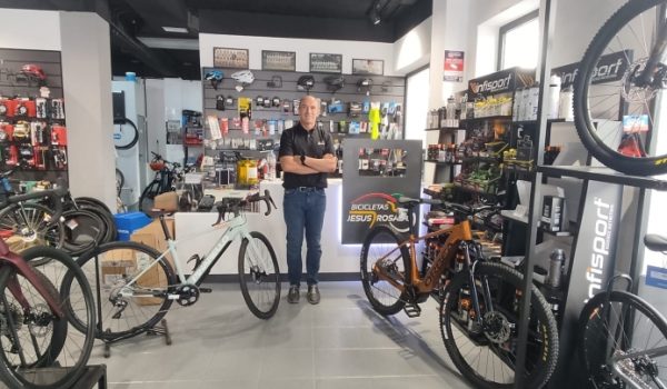 Jesús Rosado en el interior de su tienda