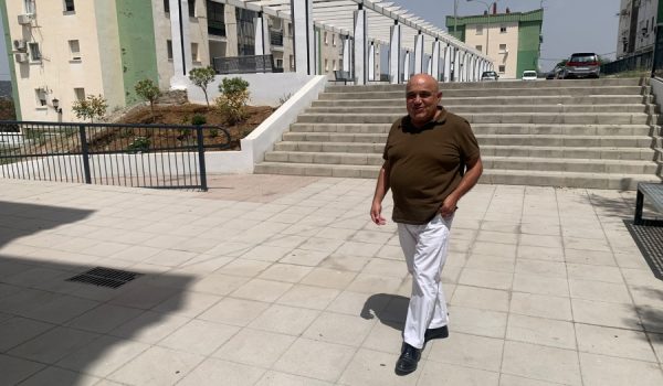 El concejal de Urbanismo, Jesús Vázquez, paseando por la barriada de El Fuerte.