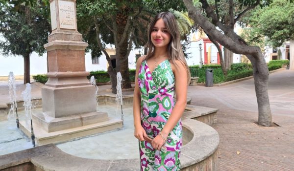 Julia Mesa posa para esta entrevista de Canal Charry en la plaza Duquesa de Parcent.