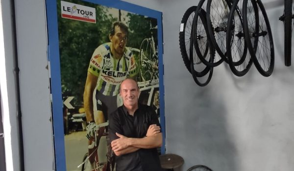 En la trastienda de su negocio, recuerda su paso por el Tour de Francia