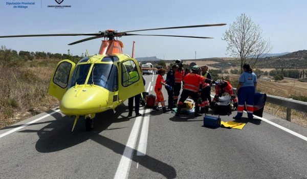 Hasta el lugar se personaron sanitarios para asistir a los heridos