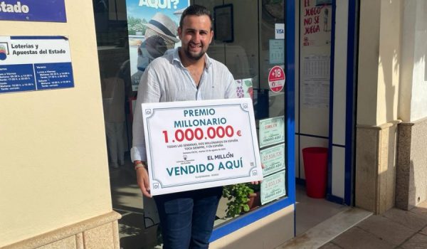 Ismael Hoyos, en la puerta de su Administración.