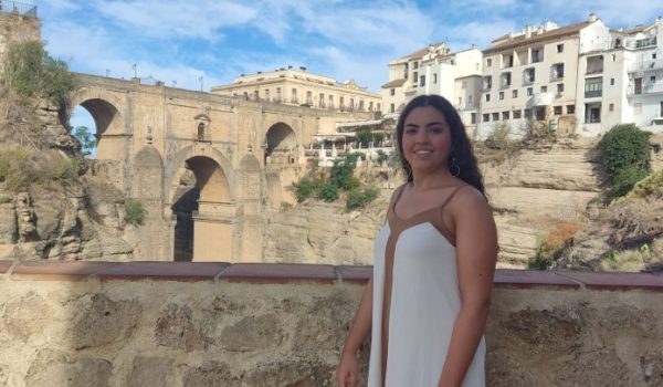 Elena Castillo en los Jardines de Cuenca, frente al Puente Nuevo