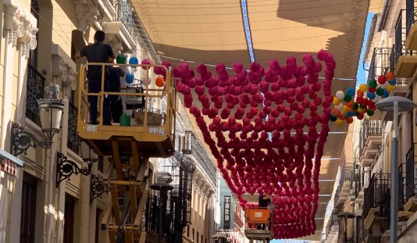 Simularán un lance torero y complementarán la portada de la Feria del Centro que también ha diseñado Lola Lobato.