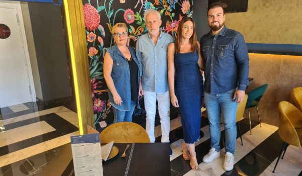 Isabel Mª Zarzavilla, Salvador Márquez, Isa Márquez y Juan Manuel Moncayo posan en el nuevo establecimiento