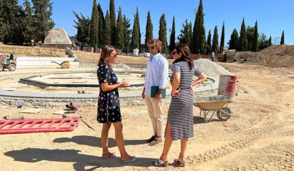 La alcaldesa de Ronda junto a la edil de Obras en la zona de actuación