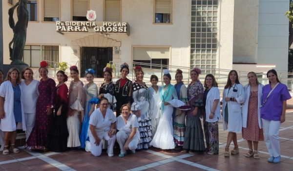 Las Damas Goyescas y su presidenta junto al personal de Parra Grossi