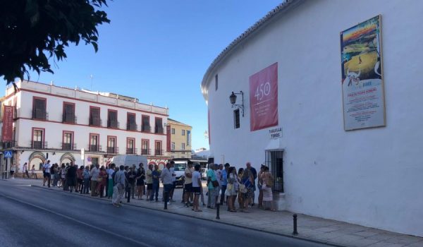 Ambiente esta mañana en la taquilla de la plaza de toros de Ronda