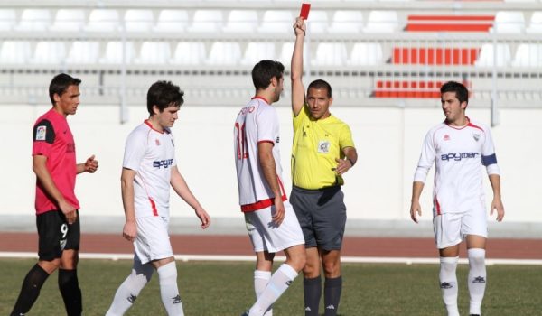 El trencilla sevillano expulsó a tres jugadores de campo y al técnico del C.D. Ronda.