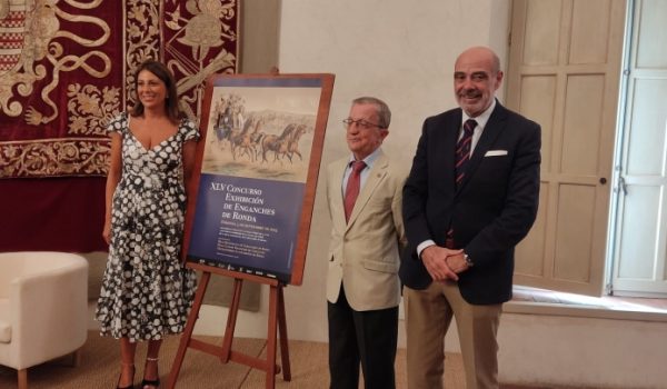 La alcaldesa de Ronda junto a Francisco de Paula Albarracín, Portero de la Real Maestranza, y José Juan Morales, vicepresidente primero del Real Club de Enganches de Andalucía