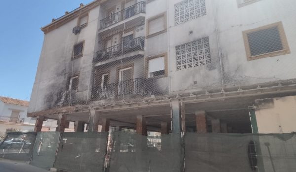 Un año después, aún se pueden ver las paredes ennegrecidas en la fachada del edificio