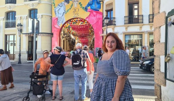 Lola Lobato, junto a la portada de la Feria del centro en una entrevista para Canal Charry Televisión.