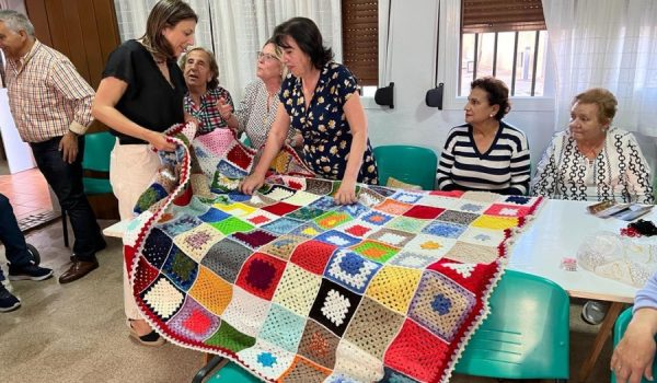 Una muestra de uno de los talleres impartidos en pasadas ediciones y que visitó la alcaldesa, María de la Paz Fernández.