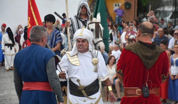 La peculiaridad de este festejo es que los personajes son encarnados por los vecinos del pueblo