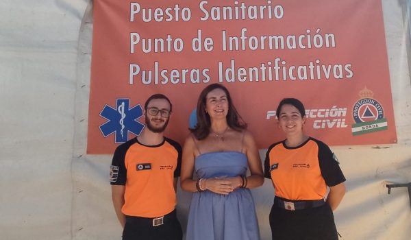 Cristina Durán junto a voluntarios de Protección Civil