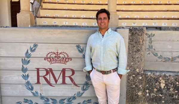Francisco Rivera Ordóñez atiende a Canal Charry Televisión en el ruedo de la plaza de toros.