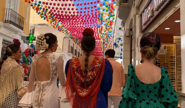 Parte de las Damas Goyescas, este martes, tras realizar la ofrenda floral a Pedro Romero y aperturar la Feria del centro.