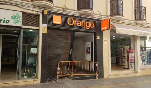 Los hechos han provocado importantes daños materiales en la tienda.