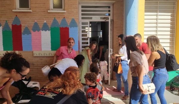 Los menores de Infantil de tres años del CEIP Vicente Espinel han sido recibidos por su profesora en el patio delantero del centro.