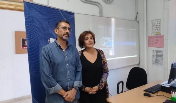 Antonio Cantos y Encarna Ruiz, vicedirector y directora del centro, respectivamente