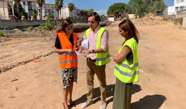 Fernández ha visitado las obras que se están realizando entre las calles Dolores Ibárruri y Guadalcobacín.