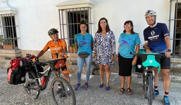 José Luis García y Ricardo Pérez junto a Rocío Banderas, voluntaria de la Fundación Vicente Ferrer, y Cristina Durán, delegada de Asuntos Sociales