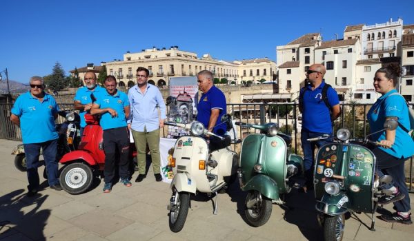 Miembros del colectivo rondeño junto al concejal de Turismo han presentado el evento en el Mirador de Aldehuela.