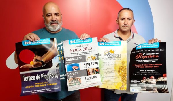 Miguel Ángel Domínguez y Juan Manuel Ayala nos muestran los carteles de los concursos.