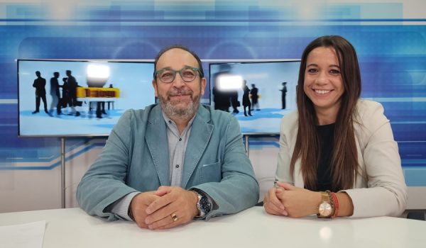Jacinto Castillo, gerente y Maribel Chito, responsable de comunicación, en el plató de Charry TV.
