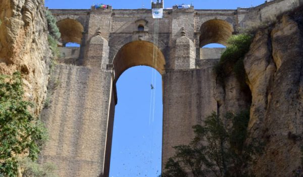 Entre las pruebas, destaca el rapel de 80 metros en el Puente Nuevo