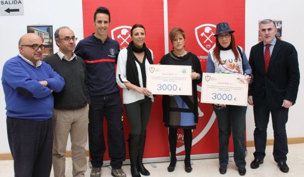 La Alcaldesa y el gerente del Consorcio Provincial de Bomberos han sido los encargados de entregar los cheques.
