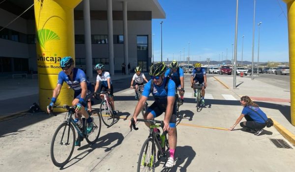 Los ciclistas han llegado al Hospital Comarcal después de mediodía