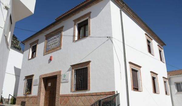 El centro dispone de 29 plazas, 24 concertadas con la Junta de Andalucía y 5 privadas.