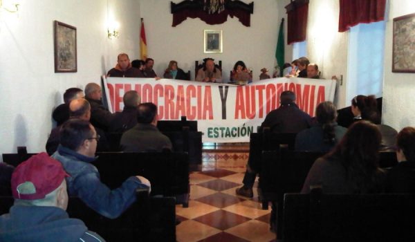 Los vecinos critican la situación de dejadez, abandono y desgobierno que está viviendo su municipio.