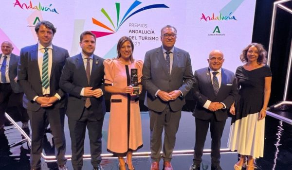 A la gala acudieron la alcaldesa de la ciudad, varios concejales del equipo de Gobierno y el gerente de Turismo de Ronda.