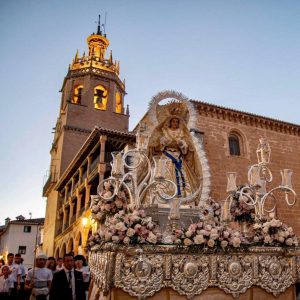 La imagen de Nuestra Señora de la Aurora frente a la Iglesia de Santa María.
