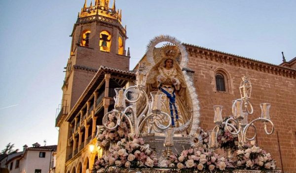 La imagen de Nuestra Señora de la Aurora frente a la Iglesia de Santa María.