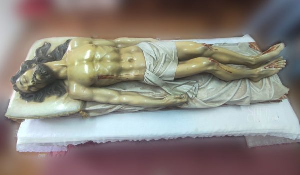 Titular de la Hermandad del Santo Entierro, fue realizado en material de resina y madera policromada en los talleres de Olot.
