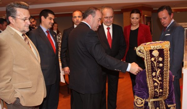 Mª Paz Fernández asistió a la exposición “Antequera, la otra Semana Santa” que se mantiene en Málaga.