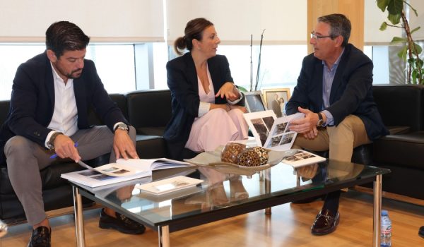Fernández, reunida con el presidente de la Diputación Provincial, Francisco Salado y el diputado de Turismo Interior, Cristóbal Ortega