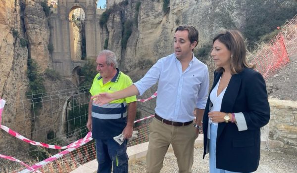 Las alcaldesa ha visitado las obras que se están ejecutando desde la antigua Casa Manolillo hasta la base del Puente Nuevo.