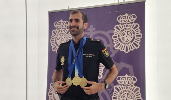 Juan Carlos Moreno posa con sus medallas en la Comisaría de Ronda