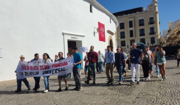 Alrededor de una treintena de personas han participado en esta manifestación