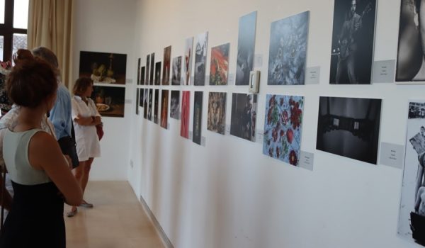 La pintura y la fotografía tienen un papel destacado en esta muestra de creadores serranos.