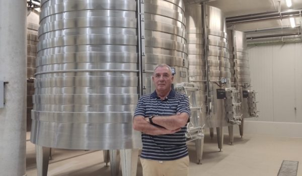 José María Losantos posa en las nuevas instalaciones
