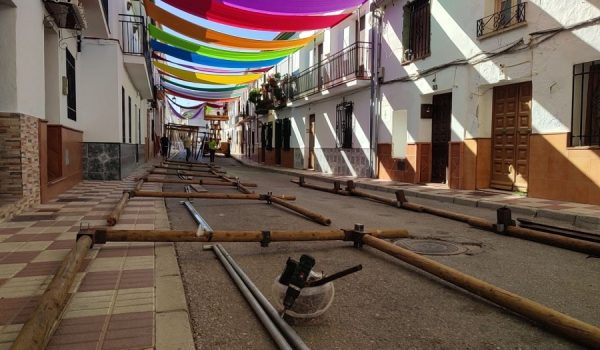 Ya han comenzado los trabajos de instalación de toldos y elementos decorativos.