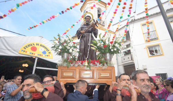 Los jubriqueños realizaron su tradicional procesión por las calles del pueblo.